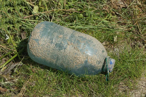 Müll Aus Einer Großen Geschlossenen Blauen Plastikflasche Grauen Schlamm Auf — Stockfoto