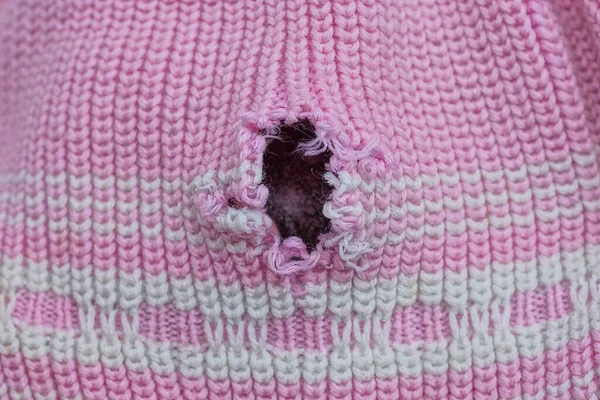 구멍이 찢어진 천으로된 분홍색 — 스톡 사진