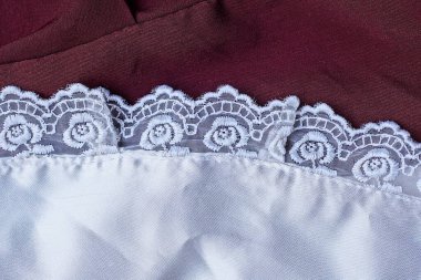 İşlemeli kırmızı beyaz desenli buruşuk kumaş dokusu