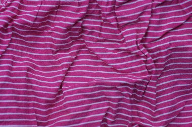 Buruşuk kırmızı beyaz kumaşın renkli dokusu