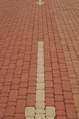 Şehrin sokaklarındaki kaldırım taşlarının kırmızı beyaz dokusu.