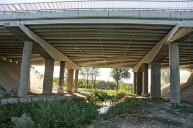 Eski köprünün beton gri yapısının bir kısmı sokaktaki sütunlardan ve zemin levhalarından.