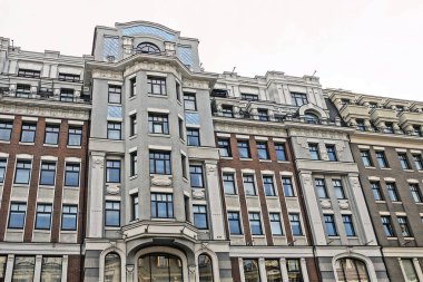 Şehir caddesinde bir kamu binasının gri kahverengi cephesinin bir parçası.