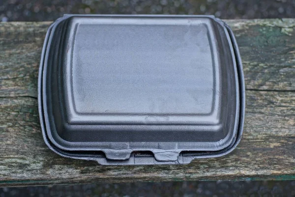 Одна Велика Закрита Чорна Пластикова Продовольча Коробка Стоїть Сірому Столі — стокове фото
