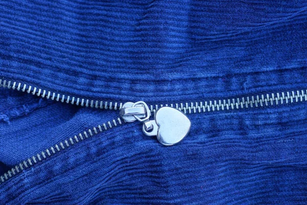 Ein Langer Grauer Geschlossener Metallreißverschluss Der Tasche Auf Blauem Stoff — Stockfoto