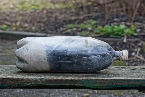 Одна Велика Закрита Повна Брудна Стара Сіра Чорна Пластикова Пляшка — стокове фото