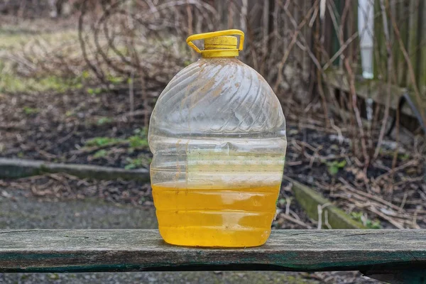 Eine Große Weiße Plastikflasche Mit Gelbem Sonnenblumenöl Steht Auf Einem — Stockfoto
