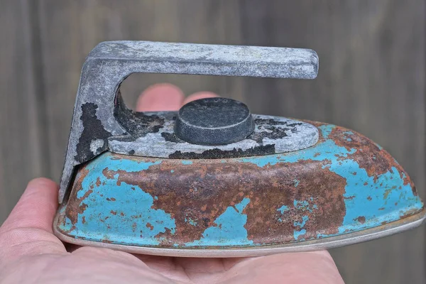 Mão Segura Velho Brinquedo Ferro Elétrico Azul Ferrugem Marrom — Fotografia de Stock