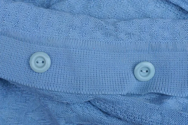 Dva Kulaté Plastové Knoflíky Modrém Vlněném Oděvu — Stock fotografie