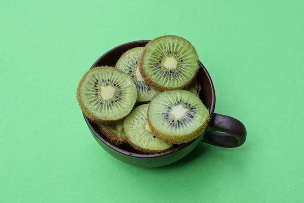 Sliced Green Pieces Fresh Kiwi Fruit Lie One Brown Cup — Stock Photo, Image
