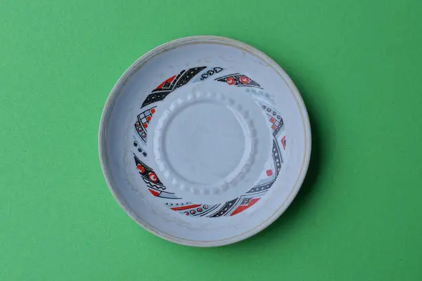 Piatto Ceramica Bianco Vuoto Con Modello Colore Trova Tavolo Verde — Foto Stock