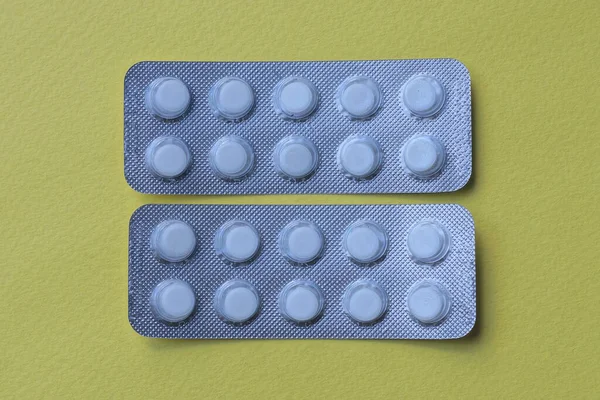 Deux Emballages Plastique Gris Avec Des Pilules Blanches Reposent Sur — Photo