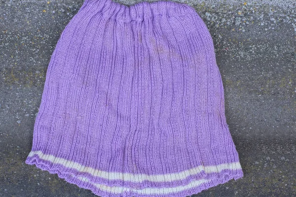 Una Pequeña Falda Arrugada Lana Hecha Tela Púrpura Yace Sobre —  Fotos de Stock