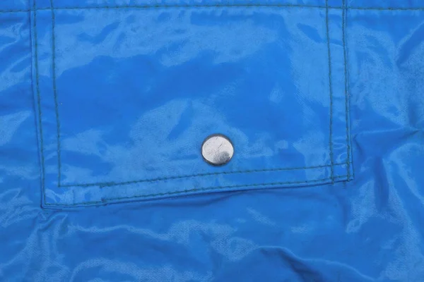 Ένα Γκρι Μεταλλικό Πριτσίνι Κουμπί Στην Μπλε Δερμάτινη Τσέπη Του — Φωτογραφία Αρχείου