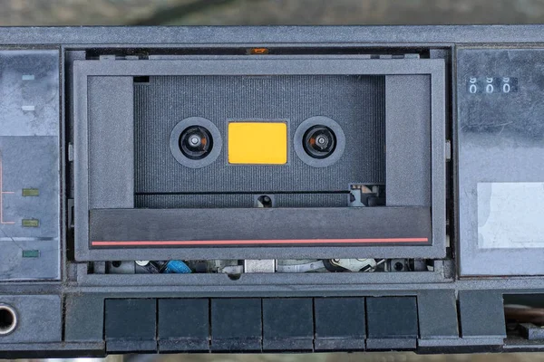 旧的黑色录音机的一部分 带有空白盒式磁带甲板和塑料面板上的按钮 — 图库照片