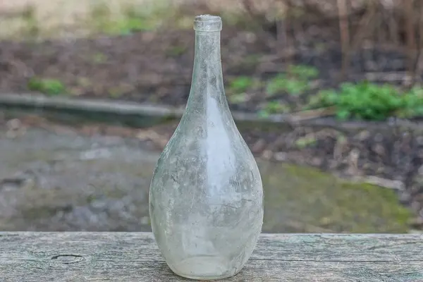 Одна Стара Пляшка Брудного Білого Скла Стоїть Сірому Столі Вулиці — стокове фото