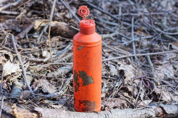Müll Aus Einer Schmutzigen Alten Roten Plastikflasche Steht Auf Grauen — Stockfoto