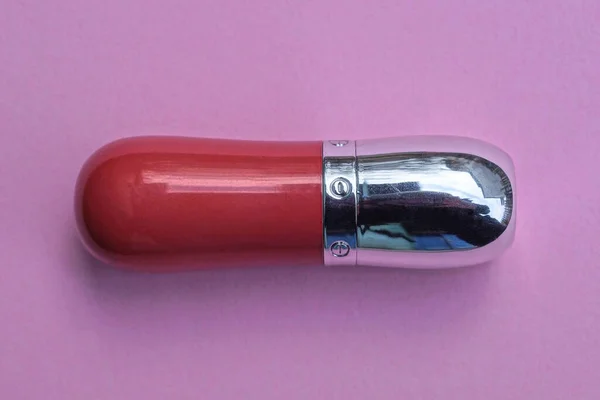 Одна Закрытая Пластиковая Серая Красная Бутылка Помадой Лежит Розовом Столе — стоковое фото