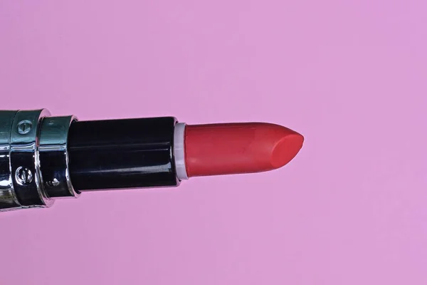 Satu Lipstik Merah Terbuka Dalam Botol Plastik Pada Latar Belakang — Stok Foto