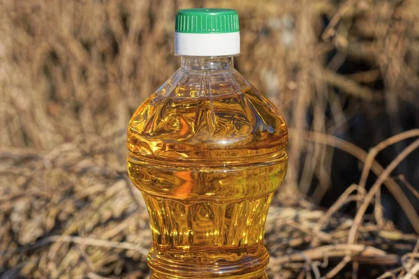 Una Bottiglia Plastica Chiusa Piena Olio Girasole Giallo Fondo Marrone — Foto Stock