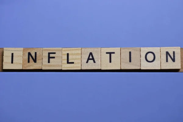 Ahşap Gri Harflerden Yapılan Enflasyon Kelimesi Leylak Arka Planda Yatıyor — Stok fotoğraf