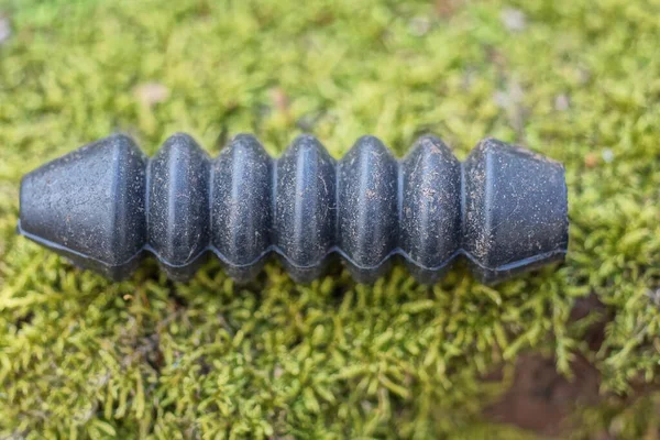 Ein Kleiner Schwarzer Plastikschlauch Liegt Draußen Der Natur Auf Grünem — Stockfoto