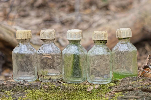 Een Set Van Vijf Kleine Oude Vieze Witte Glazen Flesjes — Stockfoto
