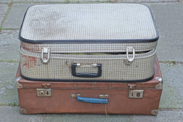 Zwei Große Alte Verschlossene Schmutzige Koffer Liegen Auf Grauem Asphalt — Stockfoto