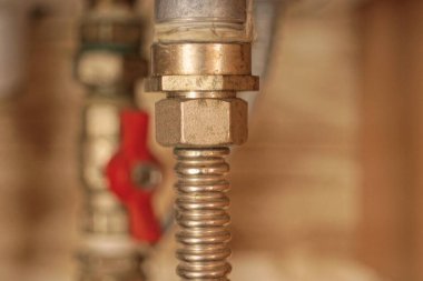 Gri metal bir gaz borusunun bir parçası.