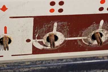 Paslı, eski, kirli, beyaz, metal bir tencerenin parçası.