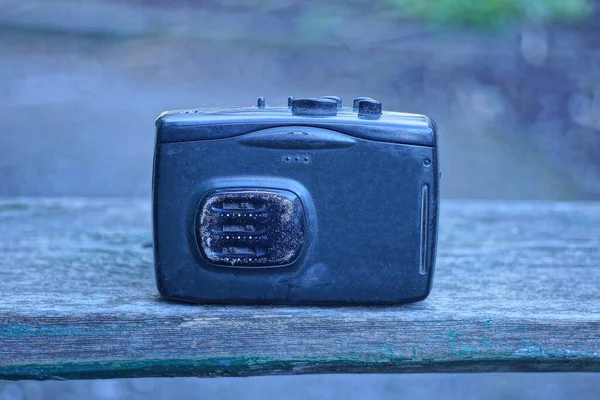 街上的一张灰色桌子上站着一个老式的黑色移动录音机 — 图库照片
