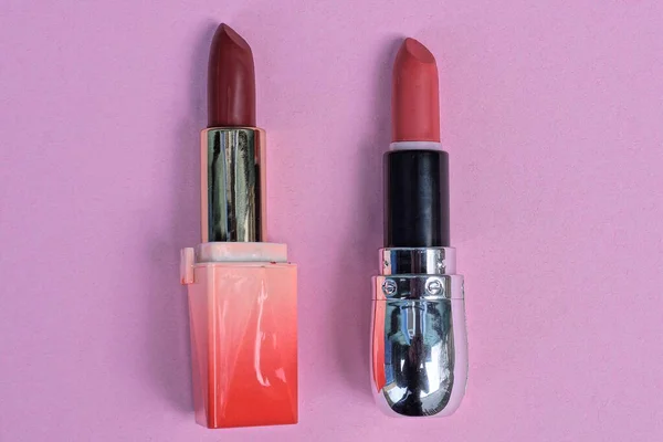 Dua Tabung Plastik Lipstik Merah Terletak Meja Merah Muda — Stok Foto