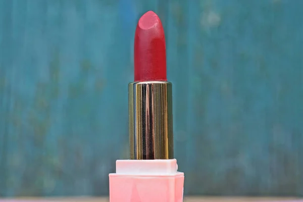 Satu Tabung Plastik Kecil Dengan Lipstik Merah Dengan Latar Belakang — Stok Foto