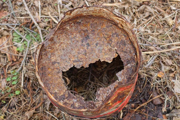 Eski Yuvarlak Paslı Metal Bir Teneke Kutu Sokakta Kurumuş Bitki — Stok fotoğraf
