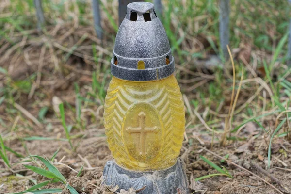 Jedna Žlutá Lampa Svíčkou Černým Víčkem Stojí Zemi Hrobě Hřbitově — Stock fotografie