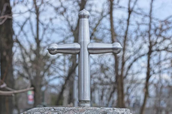 Один Маленький Белый Металлический Крест Сером Надгробии Кладбище — стоковое фото