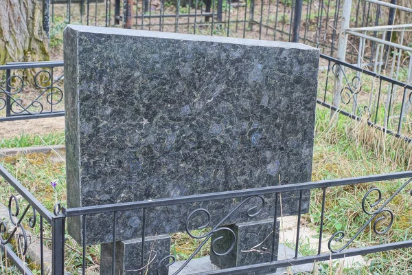 Ein Großer Schwarzer Marmorgrabstein Steht Auf Einem Grab Grünen Gras — Stockfoto