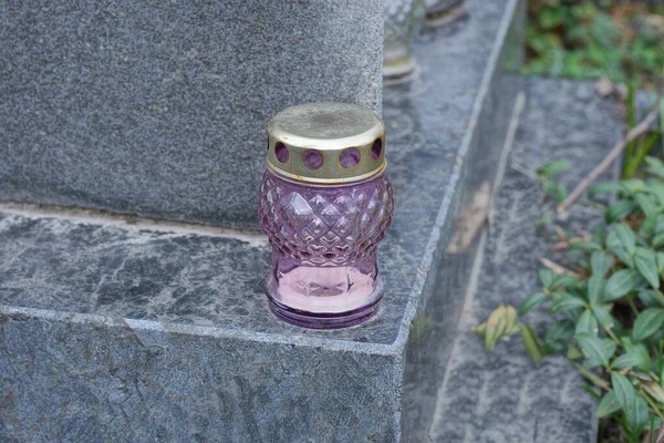 Одна Фіолетова Скляна Свічка Сірою Металевою Кришкою Стоїть Мармуровому Надгробку — стокове фото