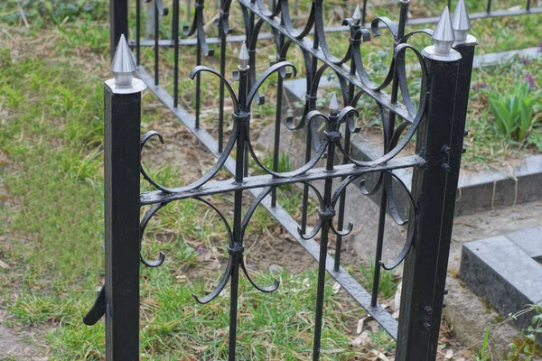금속으로 울타리의 일부로서 쇠창살로 묘지에 근처에 이달려 — 스톡 사진
