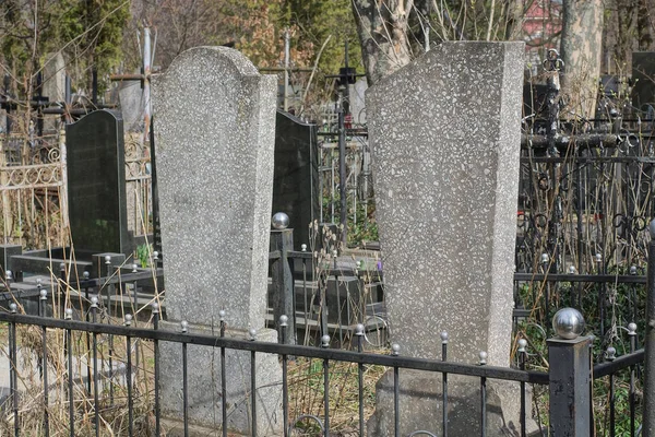 Twee Grijze Granieten Monumenten Graven Achter Een Zwart Ijzeren Hek — Stockfoto