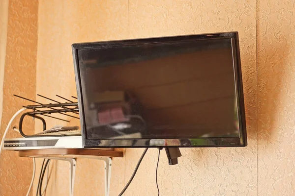 房间里挂着一个巨大的黑色矩形电视机 带有Dvd调谐器和天线 — 图库照片