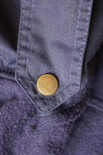 Jeden Brązowy Metalowy Nit Niebieskim Materiale Ubraniu — Zdjęcie stockowe