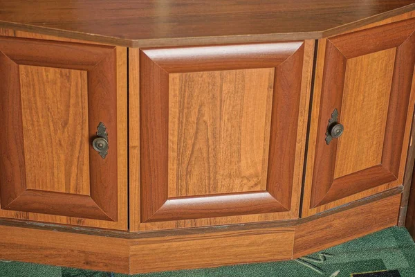 Nachttisch Mit Zwei Geschlossenen Braunen Holztüren Mit Metallgriffen Zimmer — Stockfoto