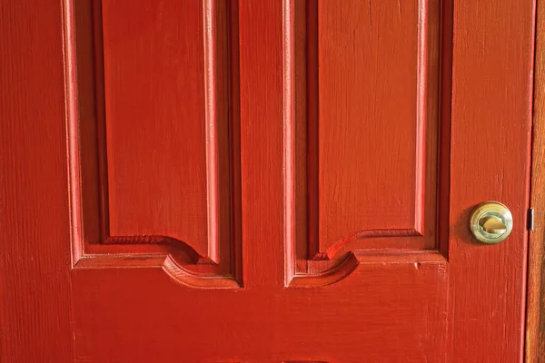 Сірий Круглий Металевий Дверний Рукав Червоних Дерев Яних Дверях Кімнаті — стокове фото