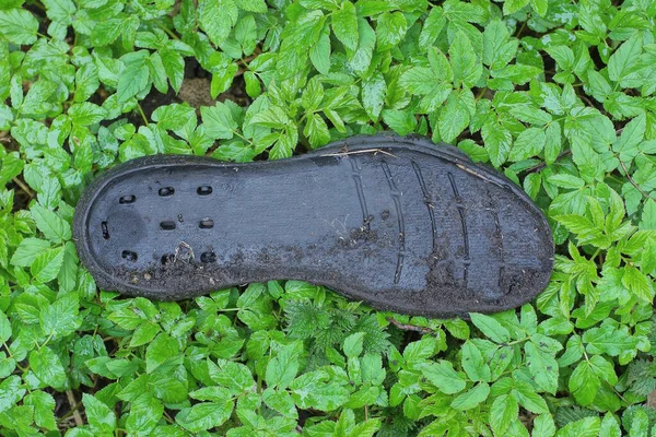 Uma Velha Palmilha Plástico Preto Sujo Sapato Único Encontra Nas — Fotografia de Stock
