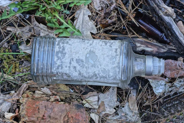 Müll Aus Einer Alten Grauen Schmutzigen Leeren Wodkaflasche Aus Glas — Stockfoto