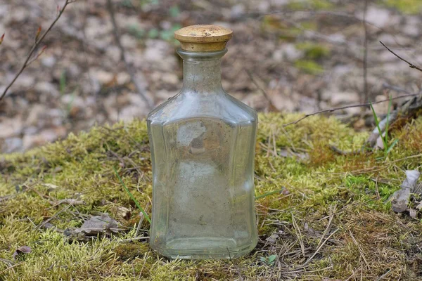 Eine Alte Graue Schmutzige Glasflasche Mit Gelbem Deckel Steht Auf — Stockfoto