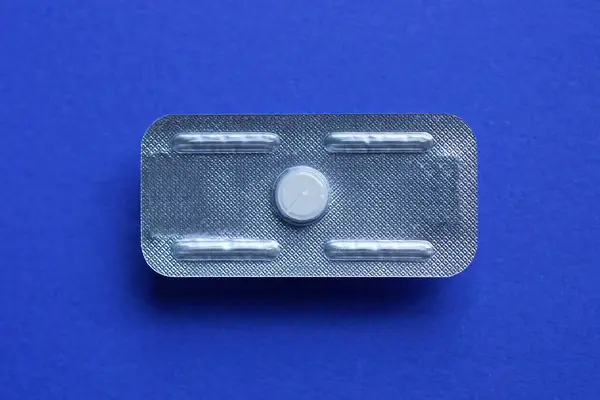 Grå Plast Medicinsk Blister Med Vit Piller Ligger Ett Blått — Stockfoto