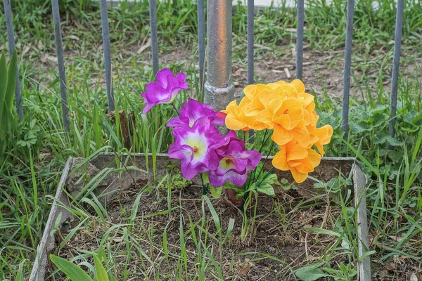 Ramo Flores Artificiales Colores Suelo Sobre Una Tumba Cementerio — Foto de Stock