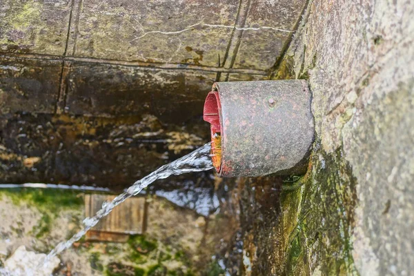 Ett Rör Med Rinnande Vatten Från Källström Grå Betongvägg Gatan — Stockfoto
